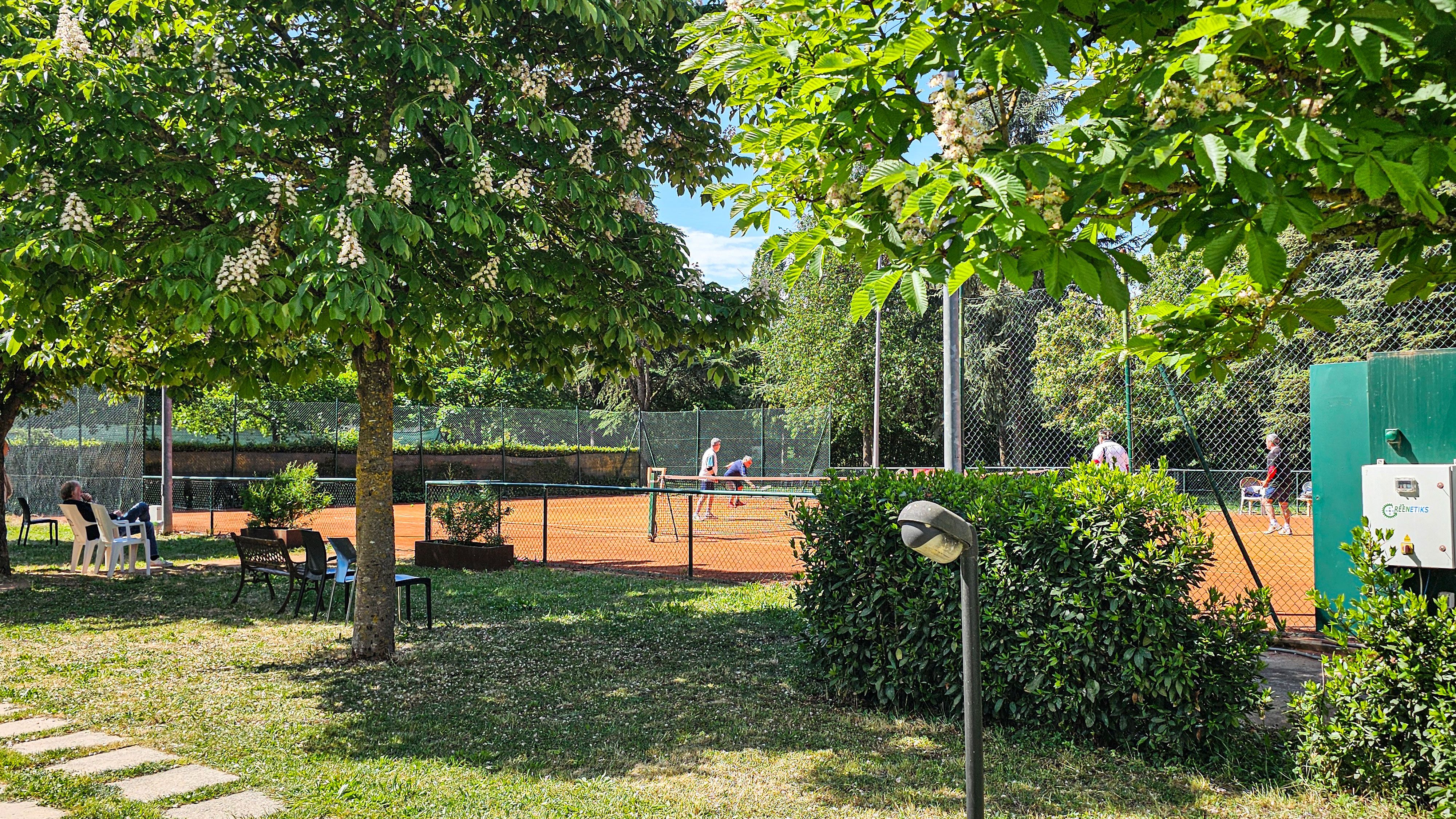 Alla polisportiva I Giglio di castelfiorentino  si gioca a tennis su campi coperti o esterni
